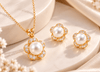 Parure de deux pièces de bijoux fleur d'abricot en or jaune 14 carats avec des perles d'eau douce blanches par AME Jewellery. 