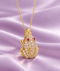 Le collier pendentif Grenouille en or jaune 14 carats par AME Jewellery est un chef-d'œuvre qui associe artisanat de luxe et profonde symbolique du Feng Shui. 