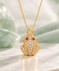 Le collier pendentif Grenouille en or jaune 14 carats par AME Jewellery est un chef-d'œuvre qui associe artisanat de luxe et profonde symbolique du Feng Shui. 