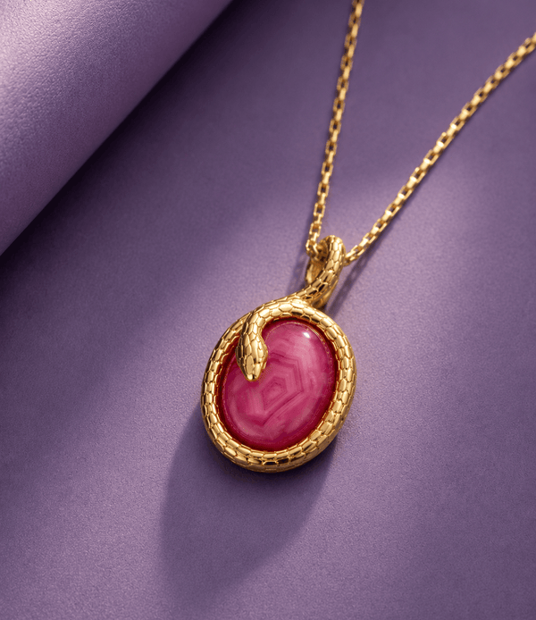 Le Motif du Serpent: Pendentif Serpent en Rubis étoile forme de oval cabochon naturel par AME Jewellery. 