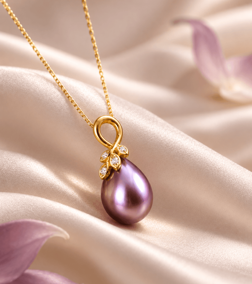 Collier pendentif en or jaune 14K avec perle de culture d'eau douce poire violette aubergine par AME Jewellery.