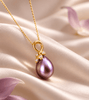 Collier pendentif en or jaune 14K avec perle de culture d'eau douce poire violette aubergine par AME Jewellery.