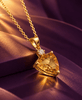 Collier pendentif en or jaune 14K avec citrine triangulaire de 9 mm par AME Jewellery. 