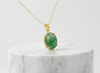 Découvrez l’élégance intemporelle avec cette pendentif en jadeite naturelle, minutieusement façonnée en or jaune 14 carats par AME Jewellery.