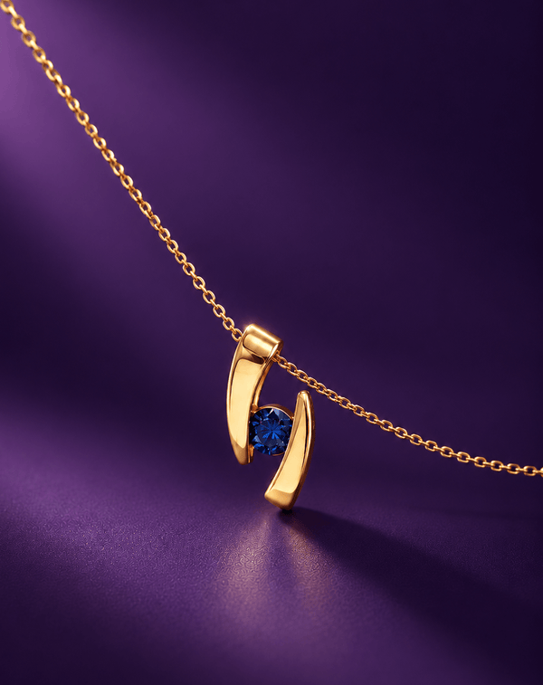 Collier pendentif en or jaune 14 carats avec Saphir naturel par AME Jewellery.