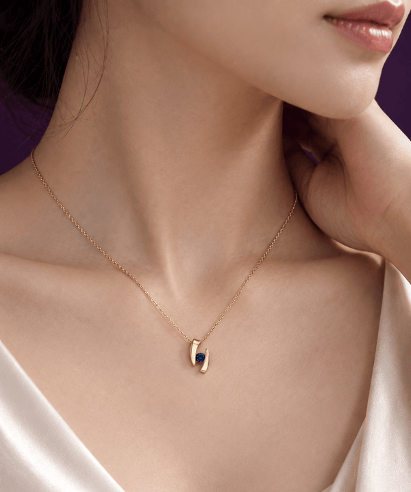 Collier pendentif en or jaune 14 carats avec Saphir naturel par AME Jewellery.