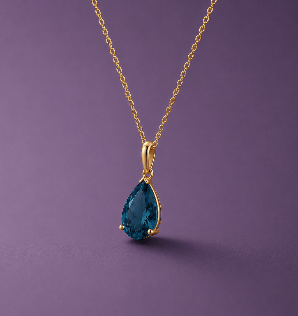 Pendentif en or jaune 14K et topaze bleue de Londres naturelle taille en poire – AME Jewellery.