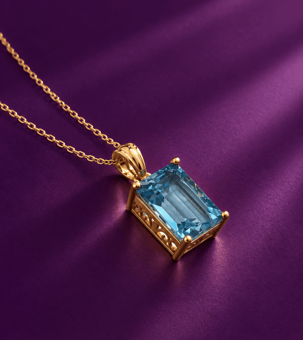 Pendentif en or jaune 14K et topaze bleue naturelle taille en baguette – AME Jewellery.
