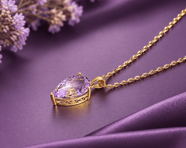 Découvrez la beauté captivante et l’élégance du collier pendentif en amétrine naturelle de 7,72 carats, taillé en forme de poire et minutieusement fabriqué en or jaune 14 carats par AME Jewellery.