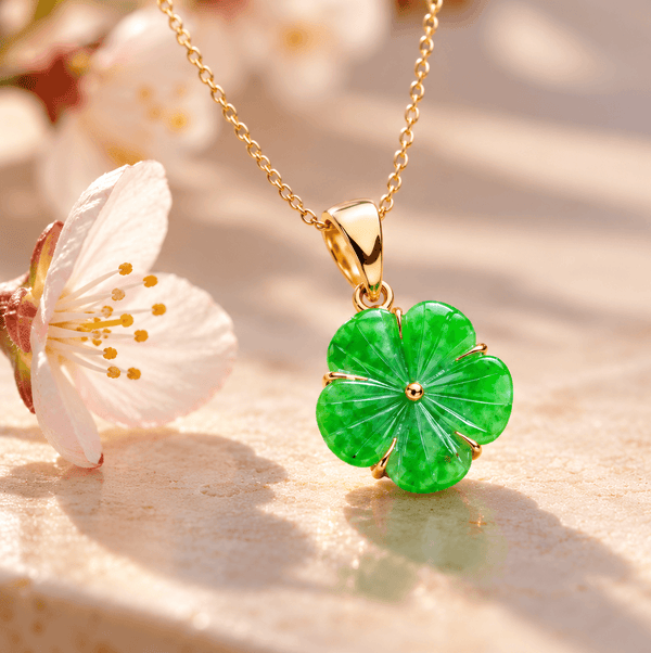 Pendentif fleur d’abricot en jadéite de Birmanie, or jaune 14K - AME Jewellery. 