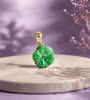 Pendentif fleur d’abricot en jadeite de Birmanie, or jaune 14K - AME Jewellery. 