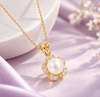 Collier pendentif fleur d'abricot en or jaune 14 carats avec perle d'eau douce blanche par AME Jewellery pour femme