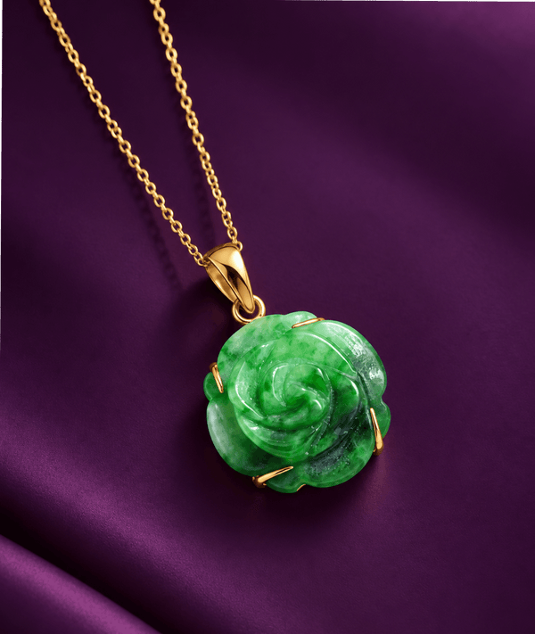 Collier pendentif fleur de rose en jadeite du Myanmar, en or jaune 14K - AME Jewellery.