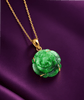 Collier pendentif fleur de rose en jadeite du Myanmar, en or jaune 14K - AME Jewellery.