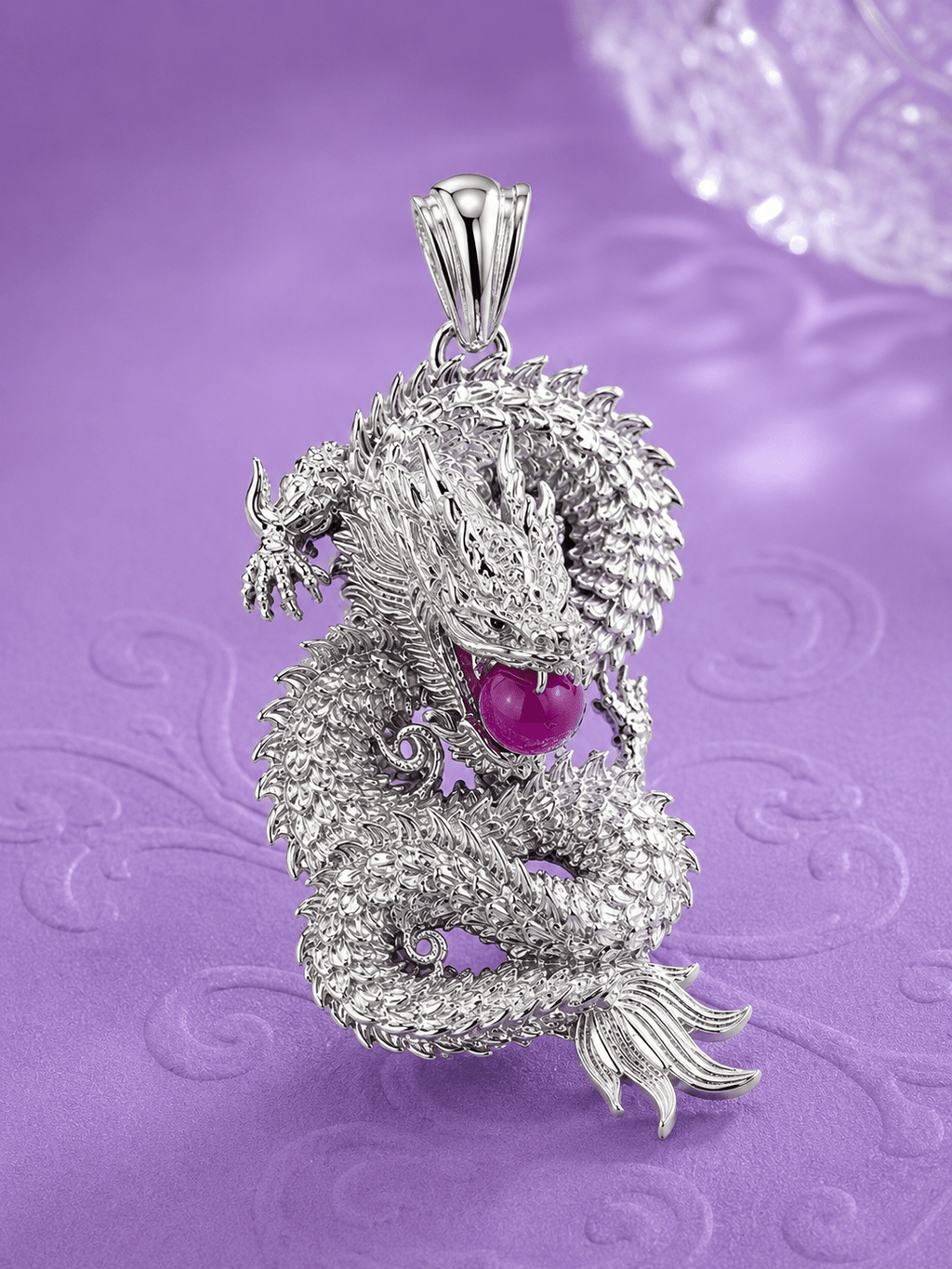 Le Motif du Dragon: Ce pendentif en argent sterling finement conçu par AME Jewellery met en scène un Dragon majestueux, accompagné d'un perle rubis naturel.