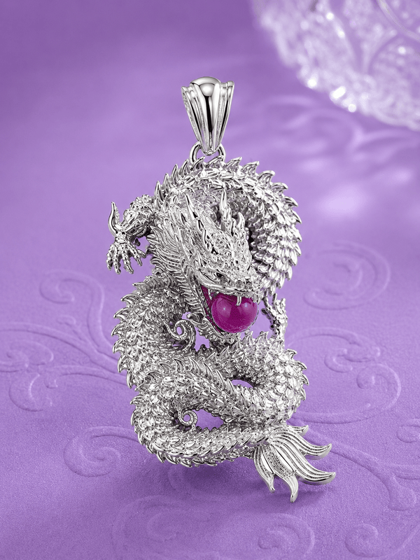 Le Motif du Dragon: Ce pendentif en argent sterling finement conçu par AME Jewellery met en scène un Dragon majestueux, accompagné d'un perle rubis naturel.