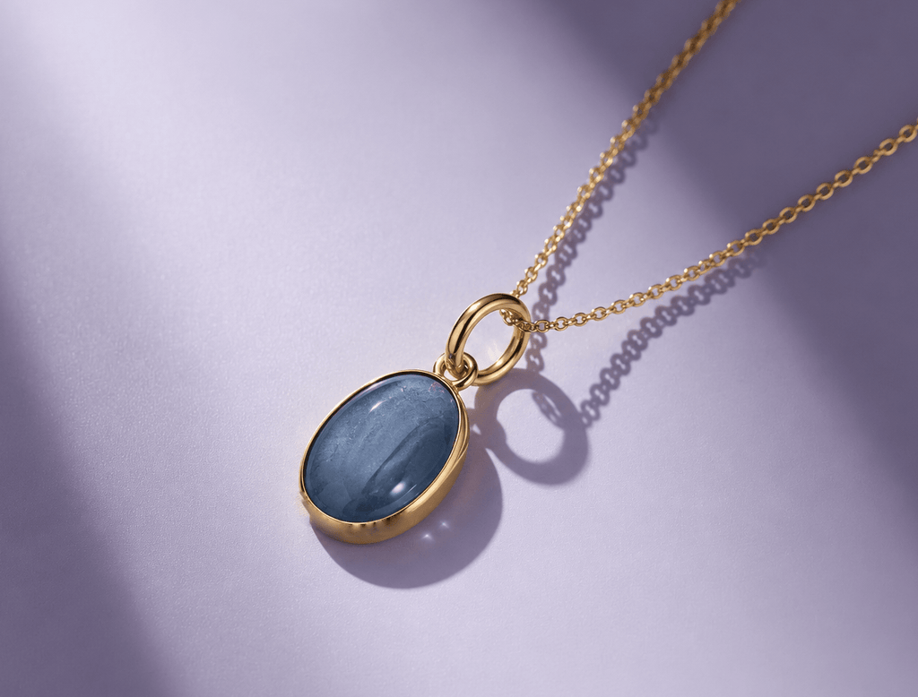 Collier pendentif lunette en or jaune 14 carats avec Saphir bleu forme de cabochon ovale double face naturel par AME Jewellery.