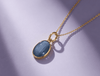 Collier pendentif lunette en or jaune 14 carats avec Saphir bleu forme de cabochon ovale double face naturel par AME Jewellery.