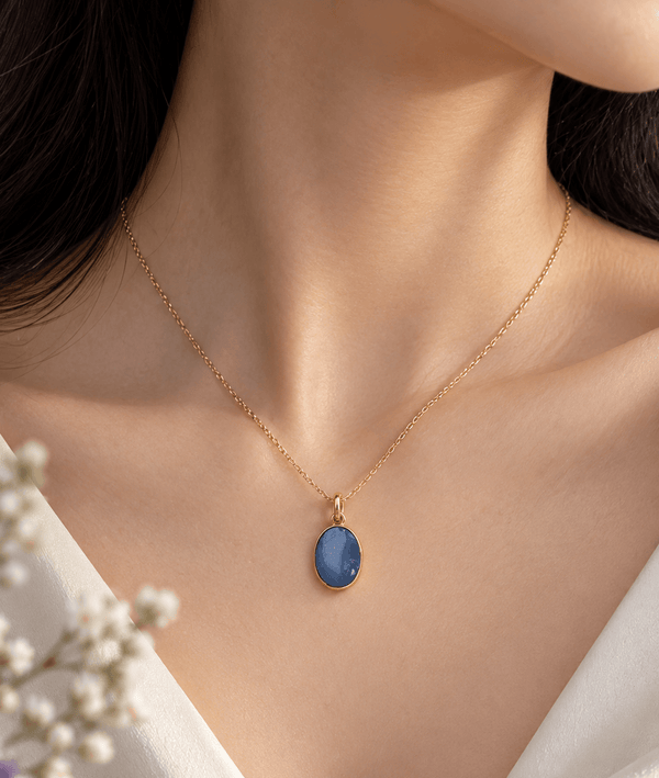 Collier pendentif lunette en or jaune 14 carats avec Saphir bleu forme de cabochon ovale double face naturel par AME Jewellery.