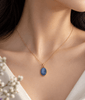 Collier pendentif lunette en or jaune 14 carats avec Saphir bleu forme de cabochon ovale double face naturel par AME Jewellery.