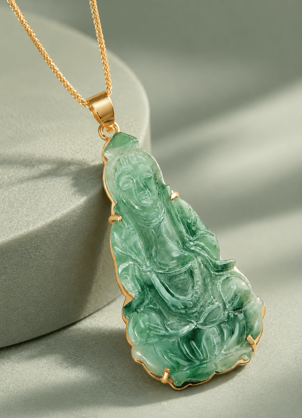 Pendentif en or 14K et Bouddha Guanyin en jadéite naturelle - AME Jewellery