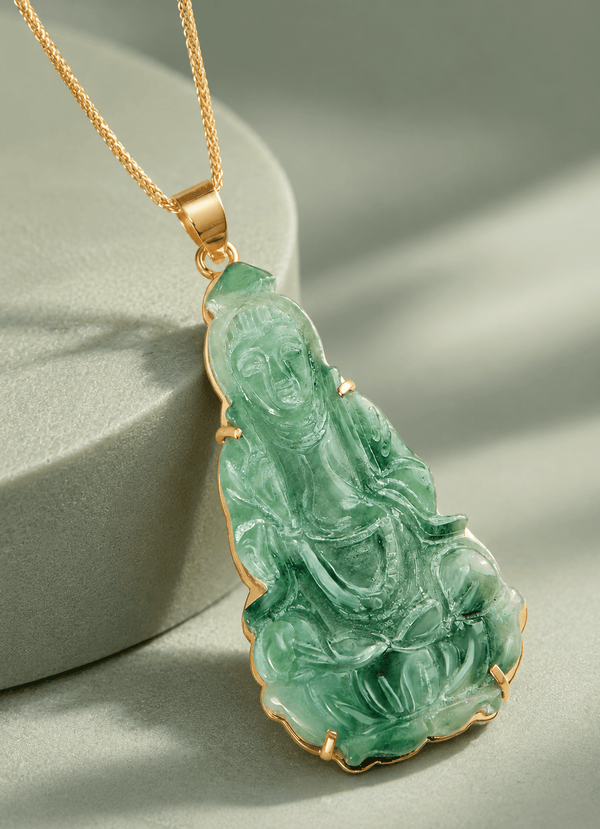 Le collier pendentif en or jaune 14 carats avec Bouddha Guanyin sculpté en jadéite birmane naturelle par AME Jewellery est un bel amalgame d'art et de spiritualité.