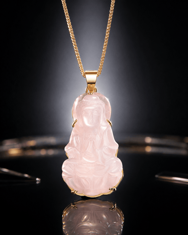Collier pendentif en or jaune 14 carats avec Bouddha Guanyin en quartz rose naturel par AME Jewellery.