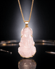Collier pendentif en or jaune 14 carats avec Bouddha Guanyin en quartz rose naturel par AME Jewellery.