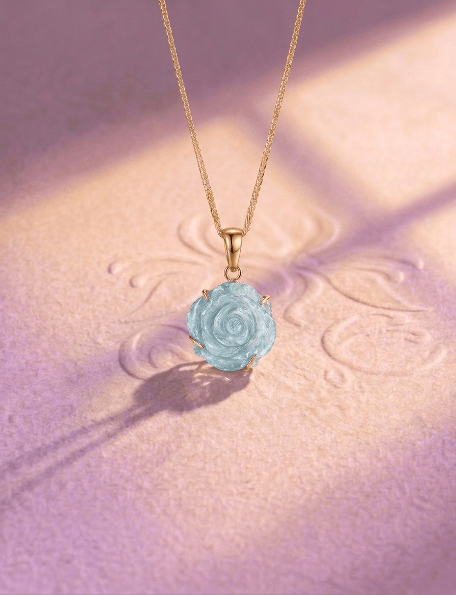 Collier pendentif en or jaune 14 carats avec aigue-marine fleur de rose-sculptée par AME Jewellery.