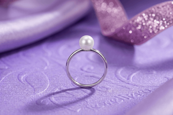Bague classique en argent sterling avec perle de culture d'eau douce blanche de 6,5 mm par AME Jewellery
