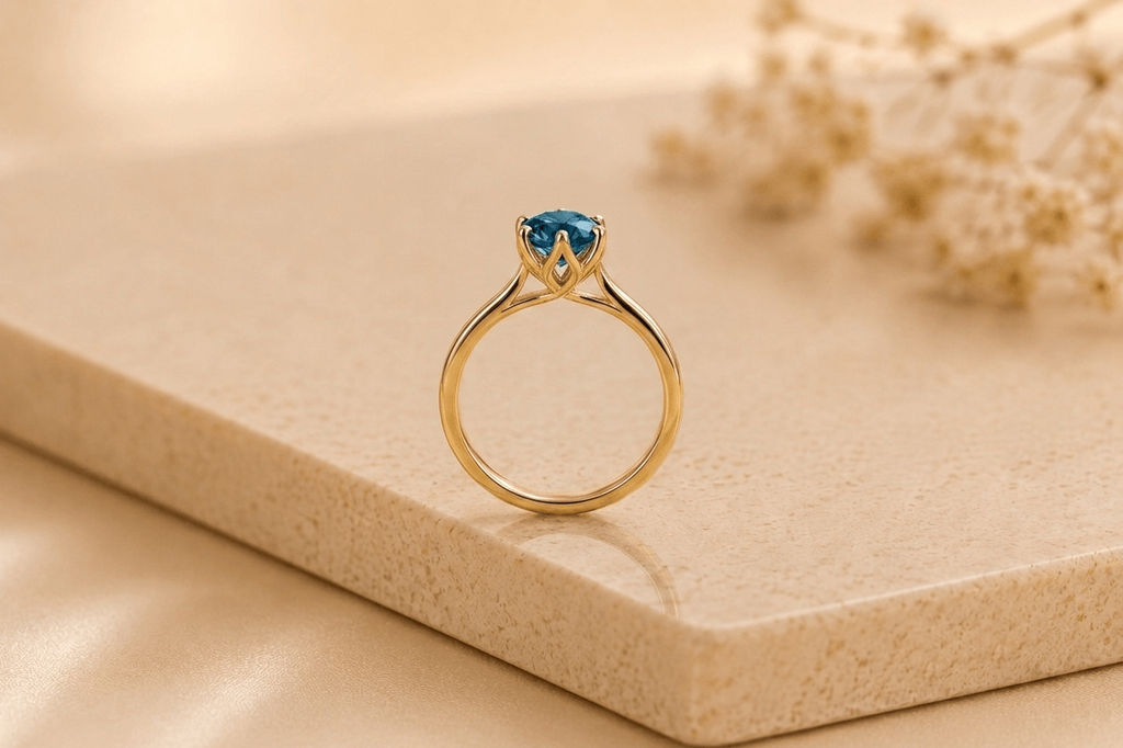 Bague torsadée en topaze bleue de Londres naturelle en or jaune 14K - AME Jewellery.