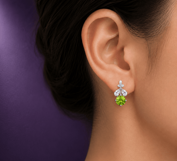 Boucles d'oreilles feuille en argent sterling avec péridot naturel par AME Jewellery.