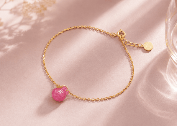 Bracelet en or jaune 14K avec sac d’argent en rubis - AME Jewellery