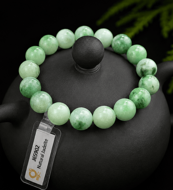 Bracelet en perles de jade jadéite verte birmane d’AME Jewellery est plus qu'un simple bijou époustouflant