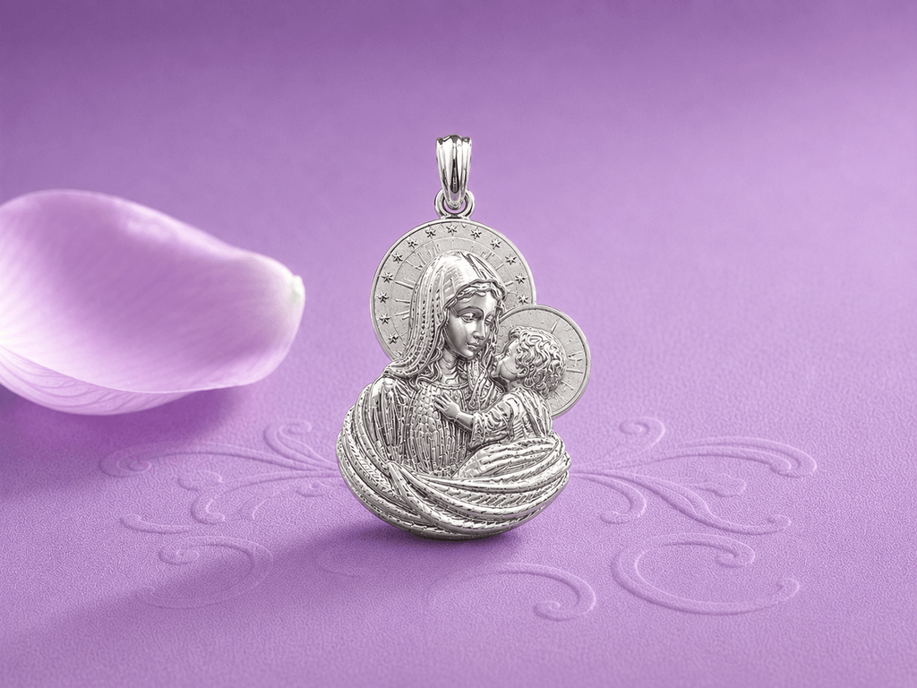  ce magnifique pendentif représente la Madone et l’Enfant, la Vierge Marie tenant tendrement l’Enfant Jésus dans ses bras-  AME Jewellery