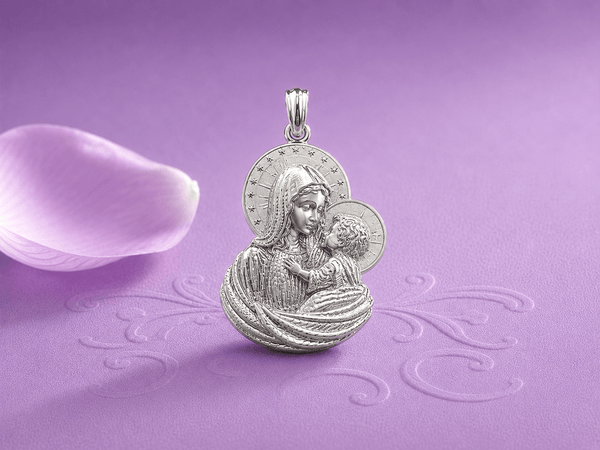  ce magnifique pendentif représente la Madone et l’Enfant, la Vierge Marie tenant tendrement l’Enfant Jésus dans ses bras-  AME Jewellery
