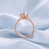 Bague en topaze blanche naturelle, taillée coussin à double griffe, en or rose 14 carats – AME Jewellery.