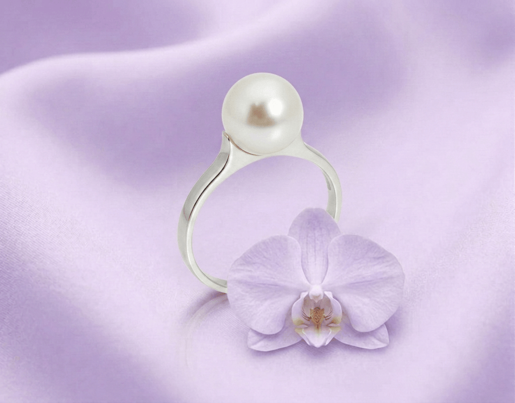 Bague en or blanc 10K avec perle d'eau douce blanche par AME Jewellery.