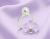 Bague en or blanc 10K avec perle d'eau douce blanche par AME Jewellery.