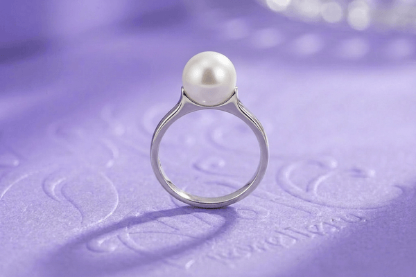 Bague en or blanc 10K avec perle d'eau douce blanche par AME Jewellery