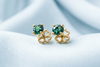Boucles d'oreilles 4 griffes en or jaune 14K avec saphir vert - AME Jewellery