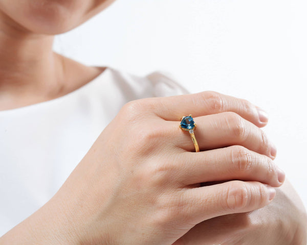 Nhẫn nữ Vàng Đá quý tự nhiên Heart-cut London Blue Topaz Ring in 14K Yellow Gold | AME Jewellery