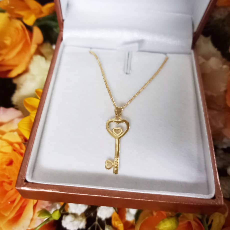 Heart Key Pendant in 18K Gold | AMEJewellery