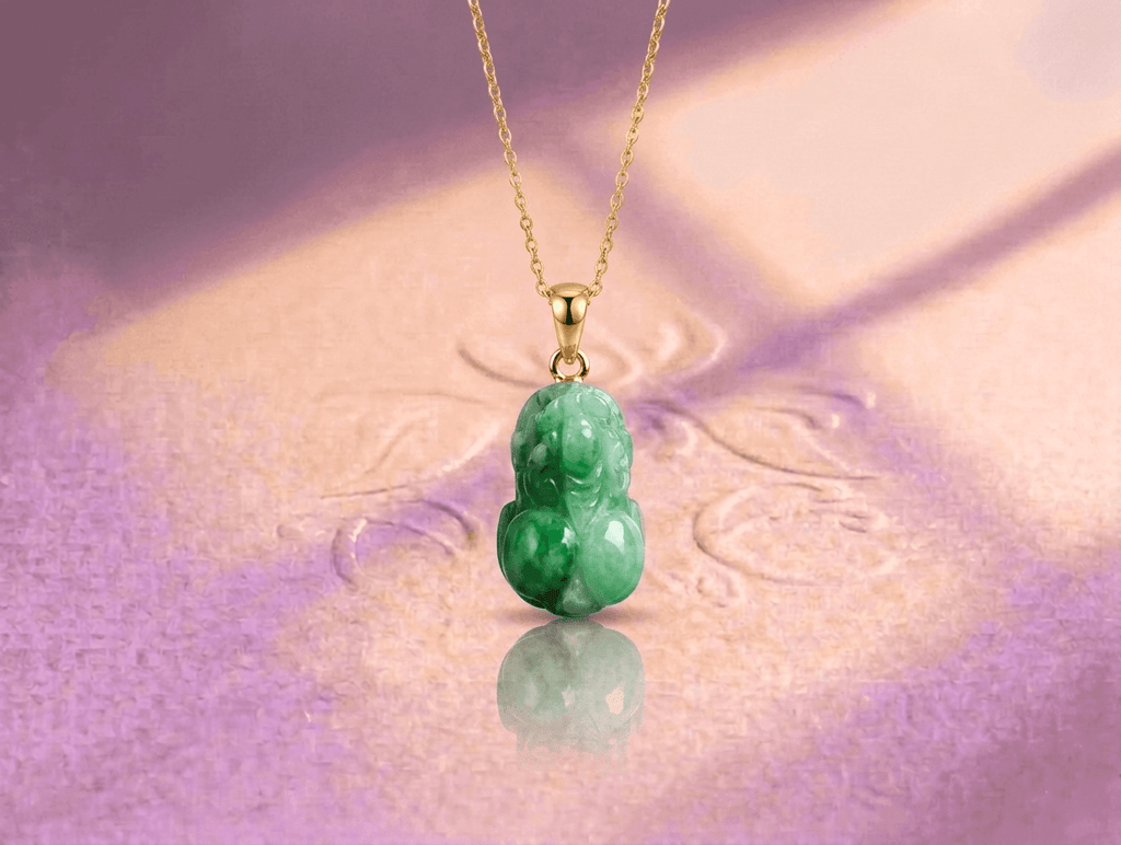 Pendentif en or jaune 14K et pixiu sculpté en jade jadéite birman - AME Jewellery.