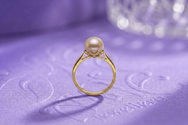 Bague en or jaune 14 carats avec perle de culture d'eau douce lavande par AME Jewellery