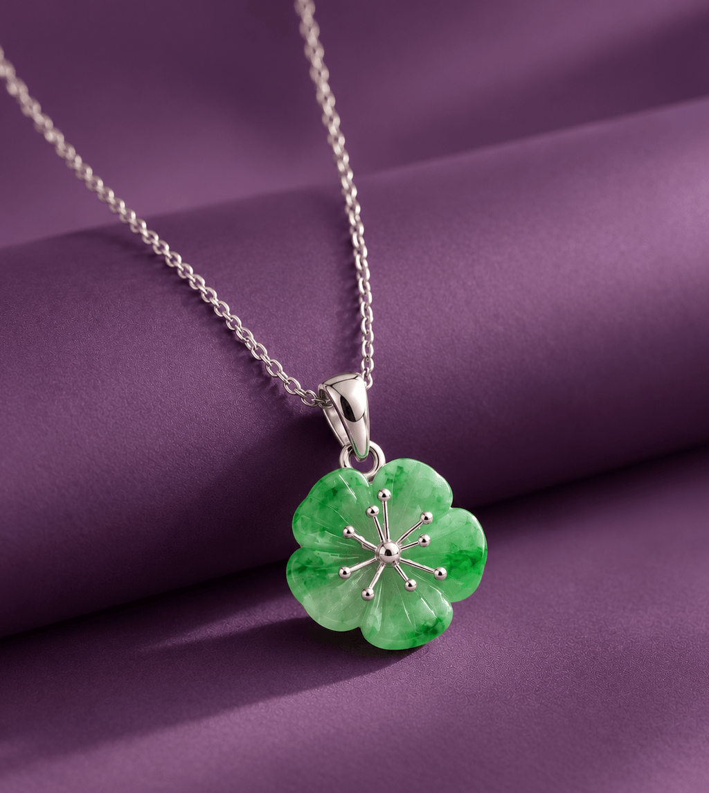Pendentif en or jaune fleur d’abricot en jadéite naturelle (翡翠 Fěicuì) - AME Jewellery.