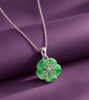 Pendentif en or jaune fleur d’abricot en jadéite naturelle (翡翠 Fěicuì) - AME Jewellery.