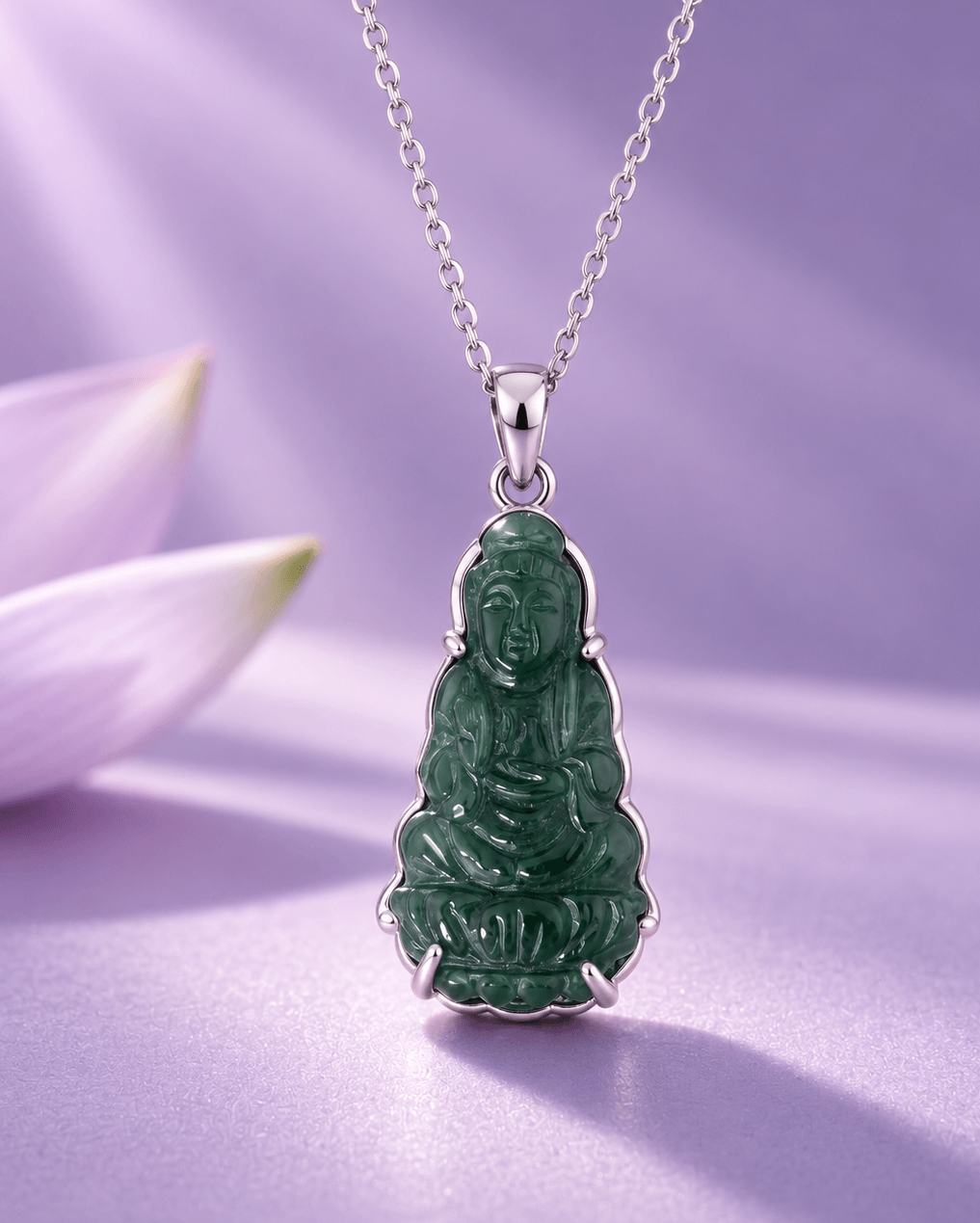 Pendentif en Bouddha Guanyin en jadéite (翡翠 Fěicuì) naturelle - AME Jewellery. 
