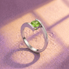 Bague contournement en argent sterling avec péridot naturel par AME Jewellery.