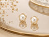 Boucles d'oreilles fleur d'abricot en or jaune 14 carats avec perles d'eau douce blanches par AME Jewellery pour femme